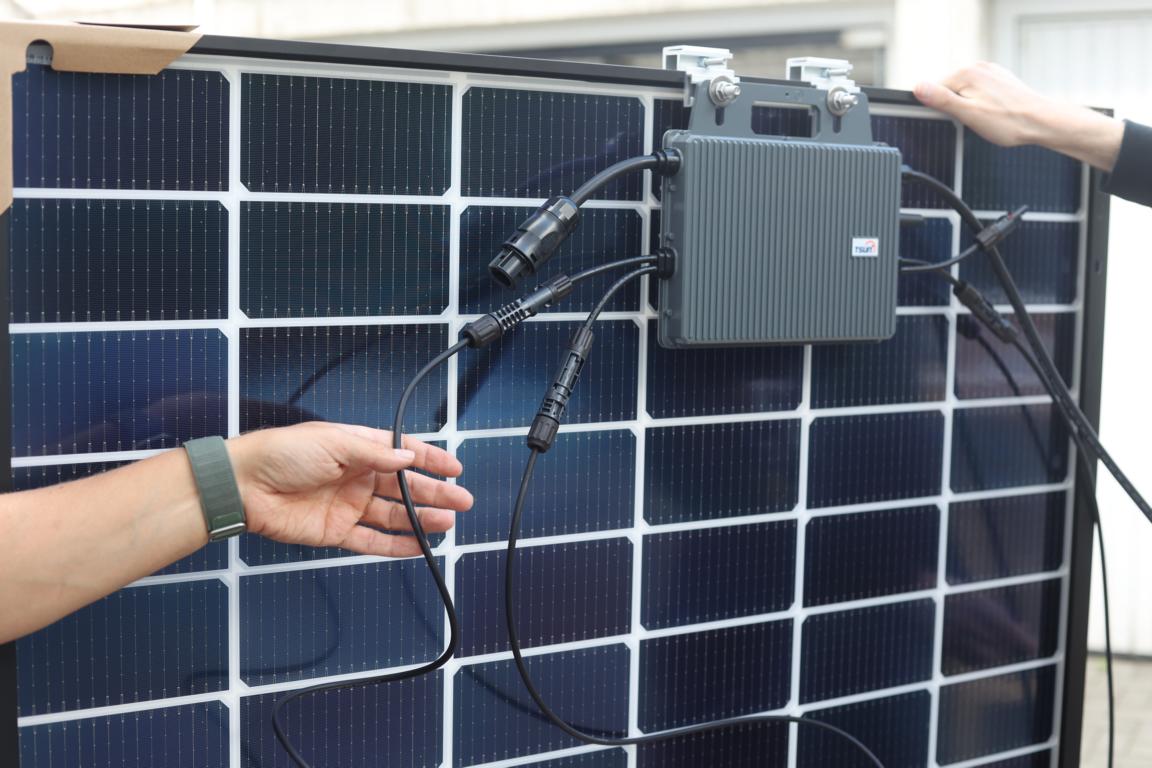 Der Wechselrichter hängt an der Innenseite des Solarmoduls und ist aufgrund der Neigung vor direkter Sonneneinstrahlung und Regenwasser geschützt.